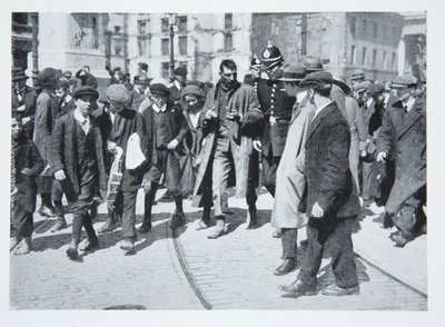 Überfüllte Straße während des Aufstands, aus An Illustrated Record of the Sinn Fein Revolt in Dublin, April 1916 von Irish Photographer